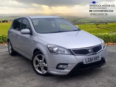 Używany Kia Ceed 113 KM (83 kW) 2011 Srebrny Hatchback