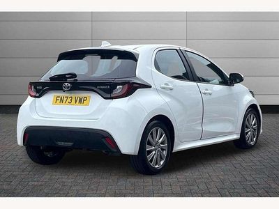 Usado Toyota Yaris Hybrid 116 HP (85 kW) 2023 Branco Citadino
