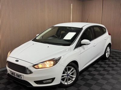 Begagnad Ford Focus Zetec 125 HK (91 kW) 2016 Vit Halvkombi