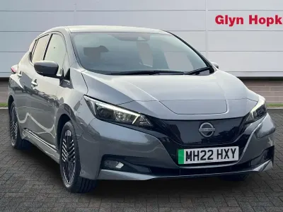 Begagnad Nissan Leaf N-Connecta 110 kW (150 HK) 2022 Grå Halvkombi