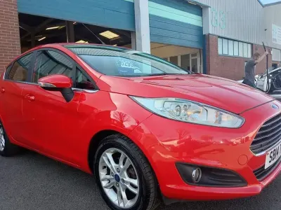 Używany Ford Fiesta Zetec 82 KM (60 kW) 2014 Czerwony Hatchback