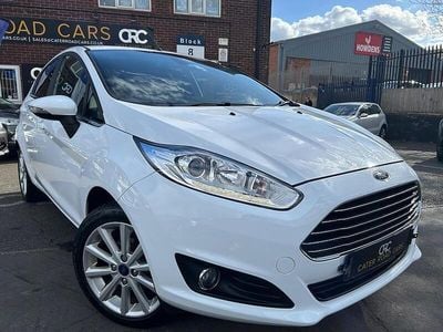 Używany Ford Fiesta Titanium 100 KM (73 kW) 2016 Biały Hatchback