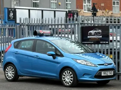 Begagnad Ford Fiesta 2012 Blå Halvkombi