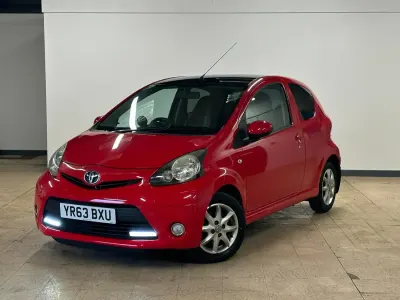 Gebraucht Toyota Aygo 68 PS (50 kW) 2013 Rot Kleinwagen