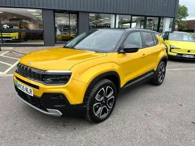 Begagnad Jeep Avenger Summit 114 kW (156 HK) 2025 Gul SUV