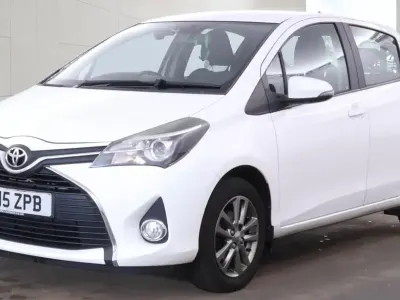 Used Toyota Yaris 99 HP (72 kW) 2015 White Hatchback