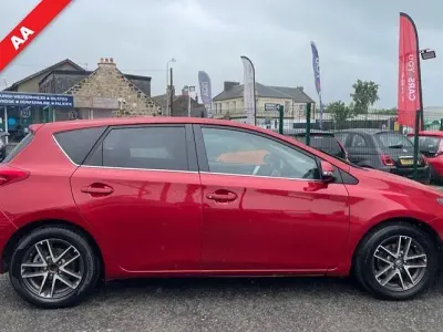 Used Toyota Auris Multidrive S 132 HP (97 kW) 2014 Red Hatchback