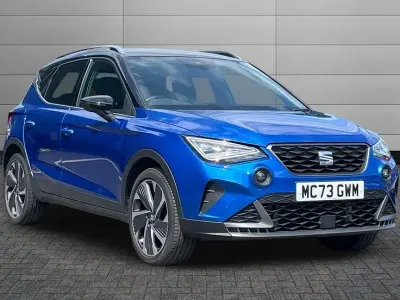 Used Seat Arona FR Sport 110 HP (80 kW) 2023 Sapphire blue with black roof SUV