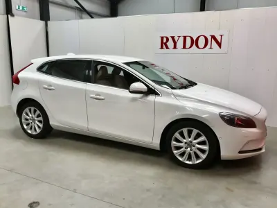 Begagnad Volvo V40 SE Lux 115 HK (84 kW) 2013 Vit Halvkombi