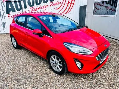 Used Ford Fiesta Zetec 70 HP (51 kW) 2018 Red Hatchback