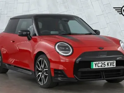 Usado Mini Cooper Sport 160 kW (218 HP) 2025 Vermelho Citadino
