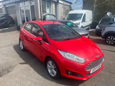 Usado Ford Fiesta Zetec 100 CV (73 kW) 2017 Rojo Utilitario