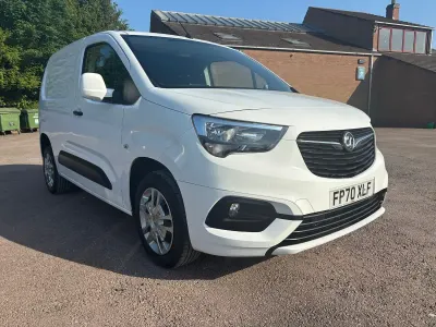 Usado Vauxhall Combo Sportive 100 HP (73 kW) 2020 Branco Monovolume