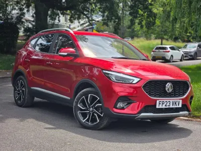 Käytetty MG ZS Exclusive 111 HP (81 kW) 2023 Punainen Viistoperä