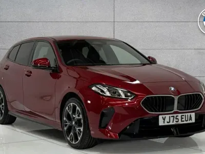 Begagnad BMW 120 M Sport 168 HK (123 kW) 2025 Röd Halvkombi
