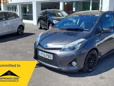Usata Toyota Yaris Hybrid 101 CV (74 kW) 2012 Grigio Utilitaria