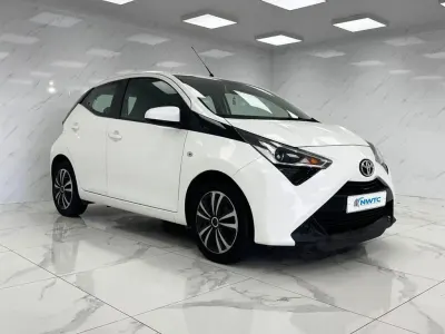 Usado Toyota Aygo X-play 71 HP (52 kW) 2019 Branco Citadino