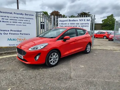 Begagnad Ford Fiesta Zetec 100 HK (73 kW) 2018 Röd Halvkombi