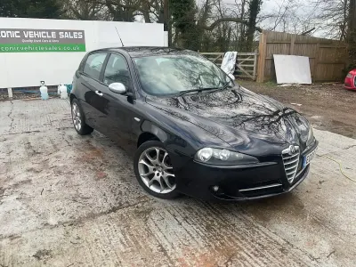 Begagnad Alfa Romeo 147 2008 Svart Halvkombi