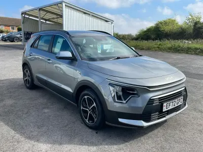 Gebraucht Kia Niro 139 PS (102 kW) 2023 Grau SUV
