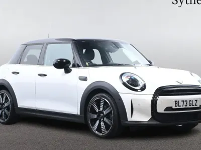 Usado Mini Cooper Exclusive 134 HP (98 kW) 2023 Branco Citadino