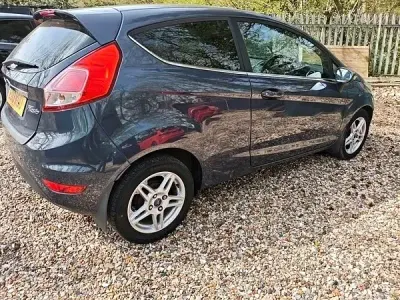Usado Ford Fiesta Zetec 2013 Cinzento Citadino
