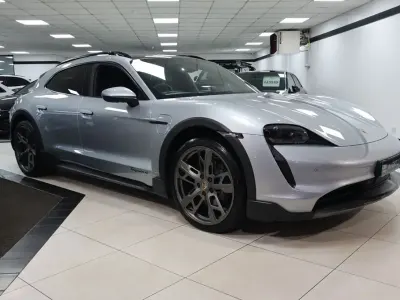 Begagnad Porsche Taycan Cross Turismo 350 kW (476 HK) 2022 Silver Kombi