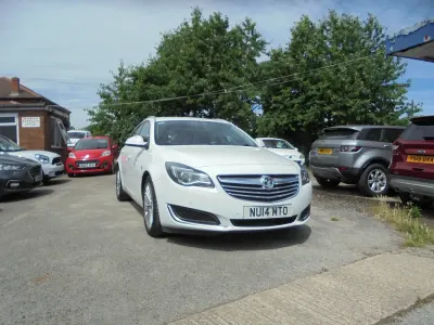 Used Vauxhall Insignia 140 HP (102 kW) 2014 White Estate