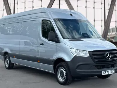 Używany Mercedes Sprinter 150 KM (110 kW) 2025 Srebrny Van