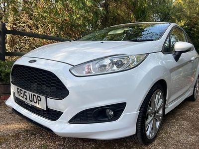 Used Ford Fiesta Zetec 125 HP (91 kW) 2015 White Hatchback