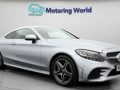 Usado Mercedes C200 AMG line 184 CV (135 kW) 2022 Plateado Coupe