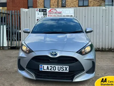 Second-hand Toyota Yaris Hybrid Design 116 CP (85 kW) 2015 Argintiu Hatchback