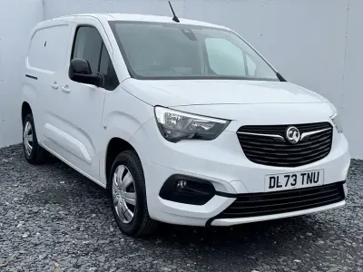 Usado Vauxhall Combo S 100 CV (73 kW) 2023 Blanco Monovolumen