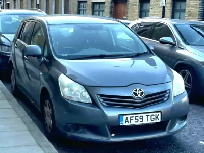 Używany Toyota Verso T2 2009 Szary Minivan