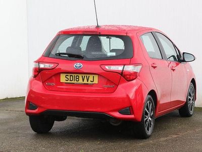 Begagnad Toyota Yaris Hybrid 2018 Röd Halvkombi
