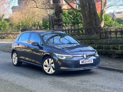 Usado VW Golf VII Style 150 HP (110 kW) 2021 Cinzento Citadino