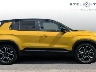 Begagnad Jeep Avenger EV Summit 113 kW (154 HK) 2024 Gul SUV