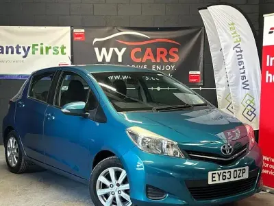 Used Toyota Yaris 101 HP (74 kW) 2013 Blue Hatchback