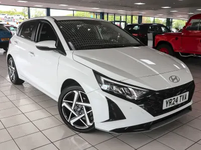 Używany Hyundai i20 Premium 100 KM (73 kW) 2024 Biały Hatchback