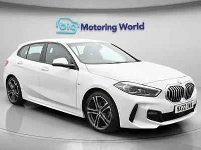Begagnad BMW 118 M Sport 136 HK (100 kW) 2022 Vit Halvkombi