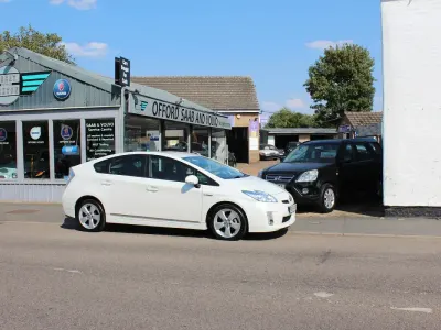 Used Toyota Prius 136 HP (100 kW) 2009 White Hatchback
