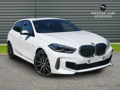 Begagnad BMW M135 Comfort Edition 306 HK (225 kW) 2023 Vit Halvkombi