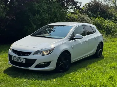 Käytetty Vauxhall Astra SRi 140 HP (102 kW) 2015 Valkoinen Viistoperä