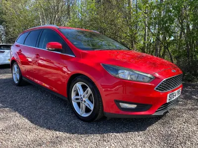 Used Ford Focus Zetec 125 HP (91 kW) 2015 Red Estate