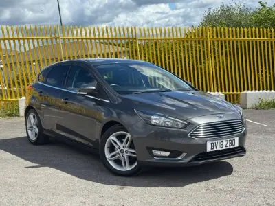 Gebraucht Ford Focus Titanium 125 PS (91 kW) 2018 Grau Kleinwagen