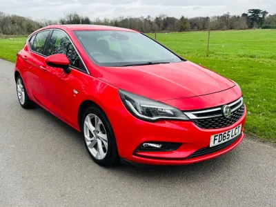 Begagnad Vauxhall Astra SRi 105 HK (77 kW) 2016 Röd Halvkombi
