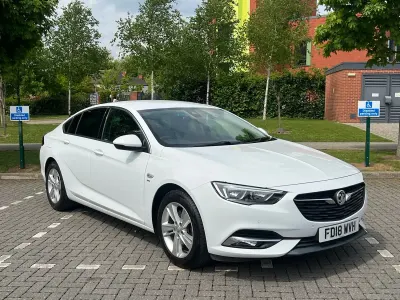 Used Vauxhall Insignia SRi 136 HP (100 kW) 2018 White Hatchback