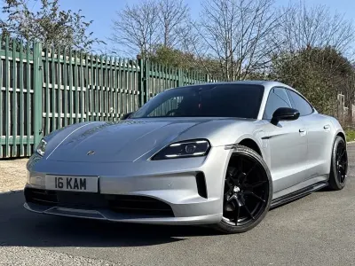 Usado Porsche Taycan 339 kW (462 HP) 2024 Prateado Sedan