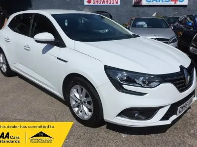 Used Renault Mégane Dynamique 130 HP (95 kW) 2017 White Hatchback