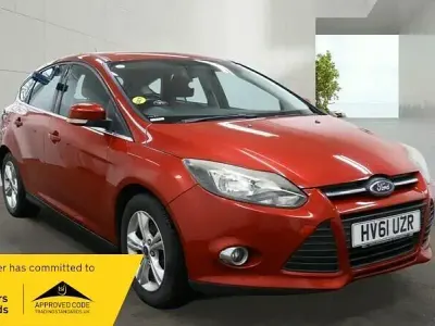 Used Ford Focus Zetec 125 HP (91 kW) 2011 Red Hatchback